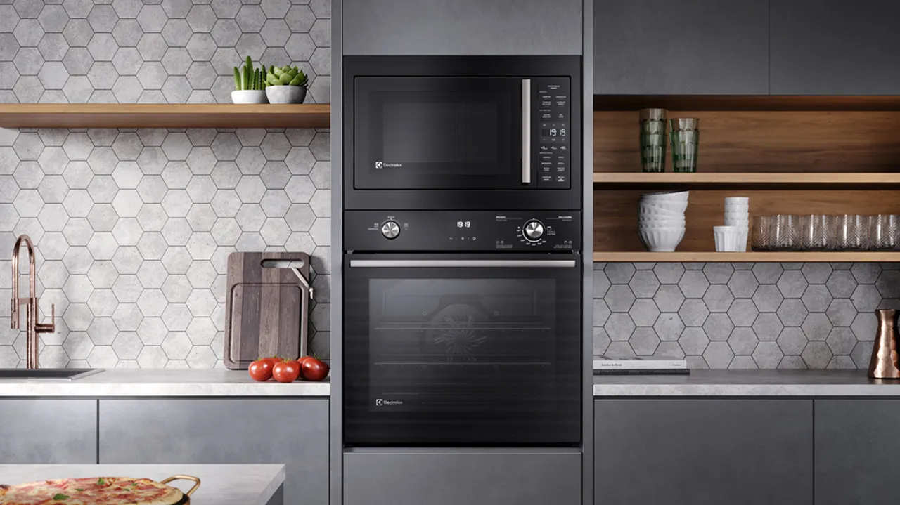 Torre de Cocção com Micro-ondas de Embutir 34l Experience + Forno de Embutir a Gás 80L Efficient com PerfectCook360 Electrolux (ME3BP+OE8GH)