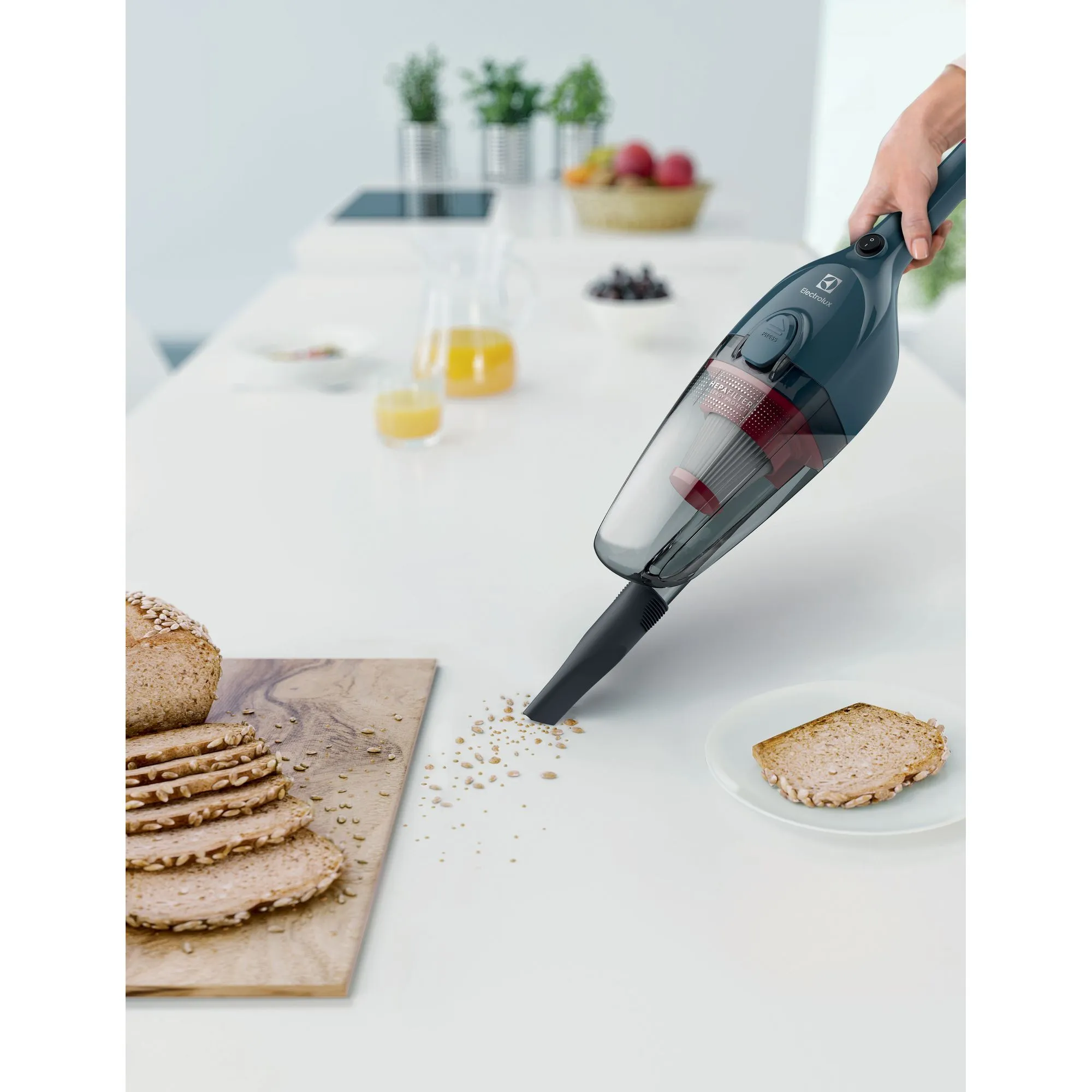 Aspirador de Pó Vertical com Fio Electrolux 1100W 2 em 1 Filtro HEPA Azul (STK13A)