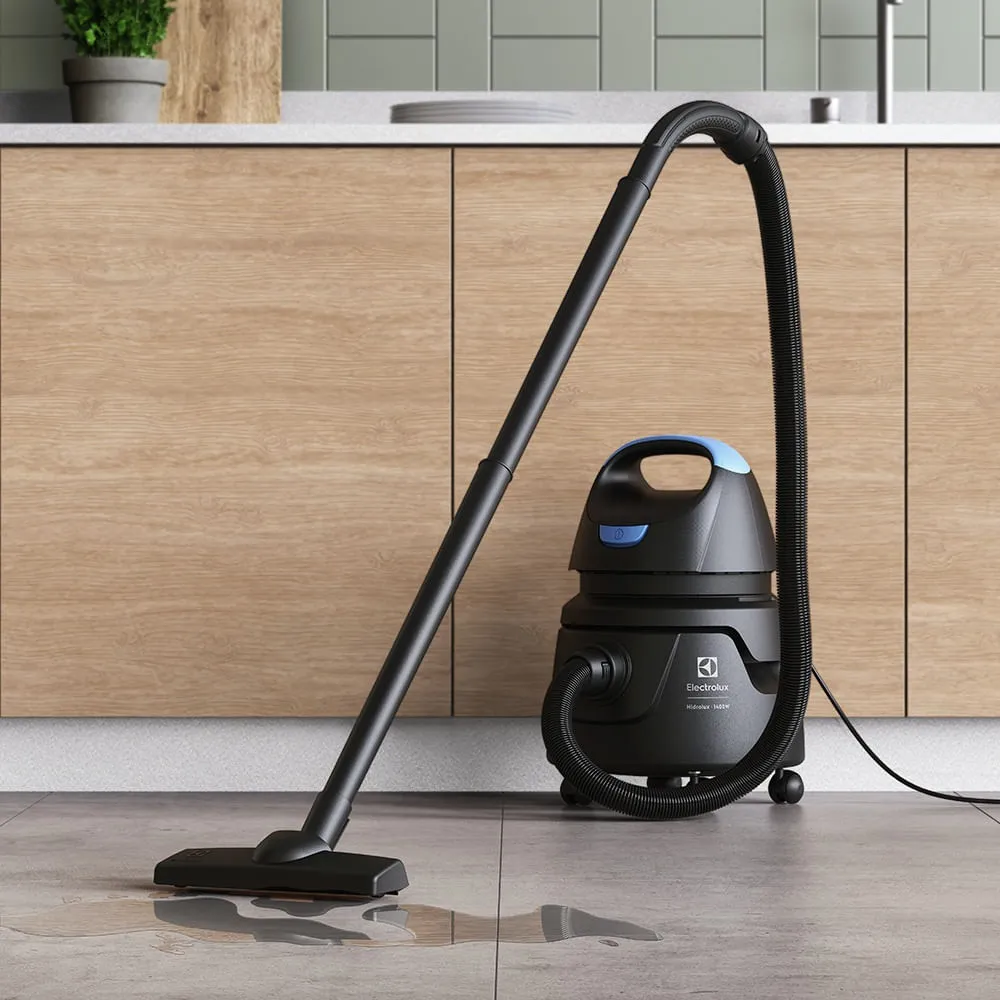 Aspirador de Pó e Água Electrolux 1400W c/ Conjunto de Acessórios e Rodas 360° (AWD01)
