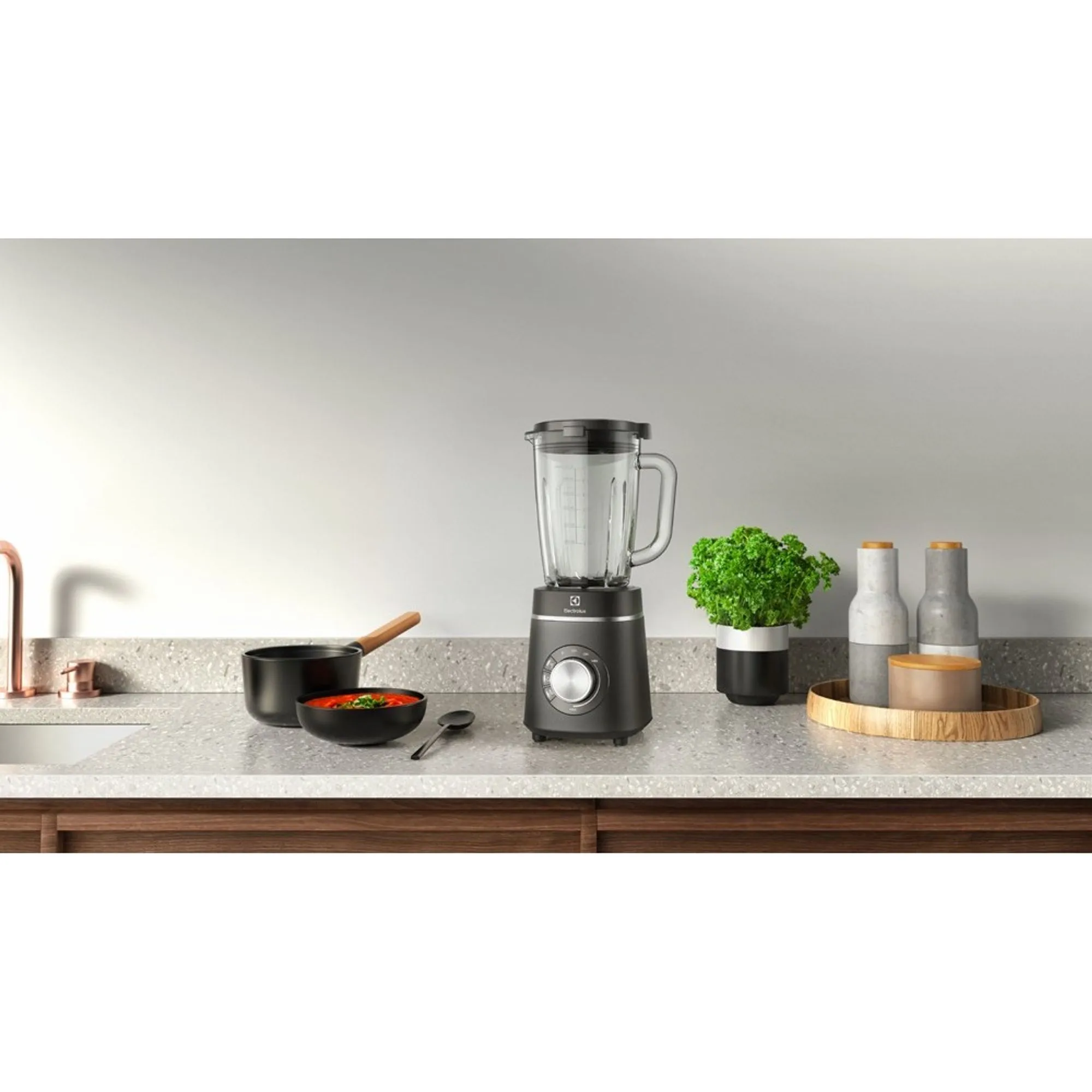 Liquidificador Electrolux 1200w 1,75L Expert com Copo de Vidro e Tecnologia TruFlow Power System Preto (BLP70)