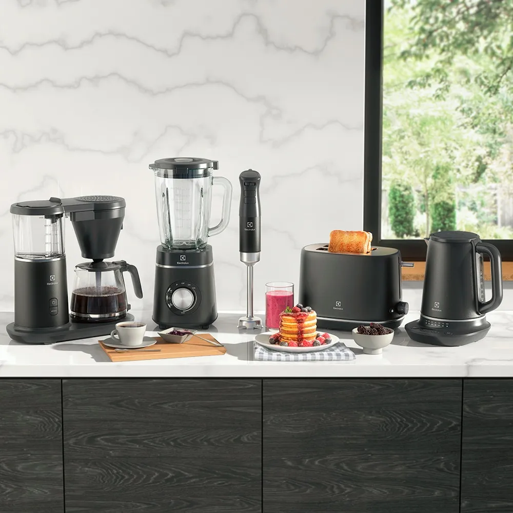 Cafeteira Elétrica Electrolux Automática 31 Xicaras Expert com Tecnologia PerfectSense Preta (CMP70)