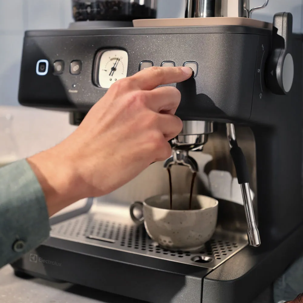 Cafeteira Espresso Electrolux Expert Moedor Integrado e Espumador de Leite Preta (ECM90)