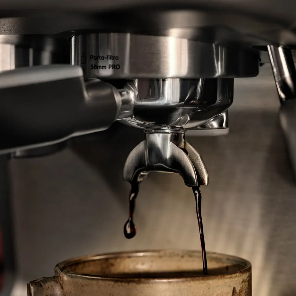 Cafeteira Espresso Electrolux Expert Moedor Integrado e Espumador de Leite Preta (ECM90)