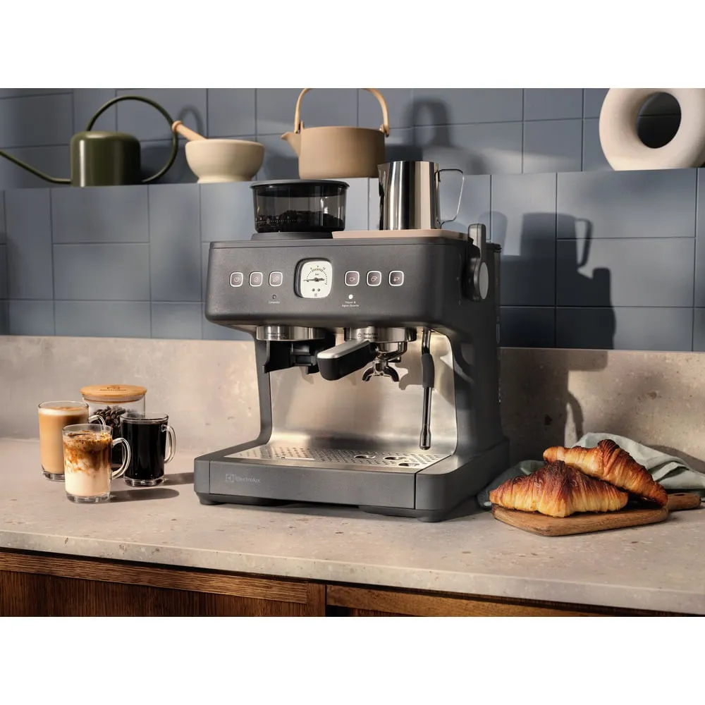 Cafeteira Espresso Electrolux Expert Moedor Integrado e Espumador de Leite Preta (ECM90)