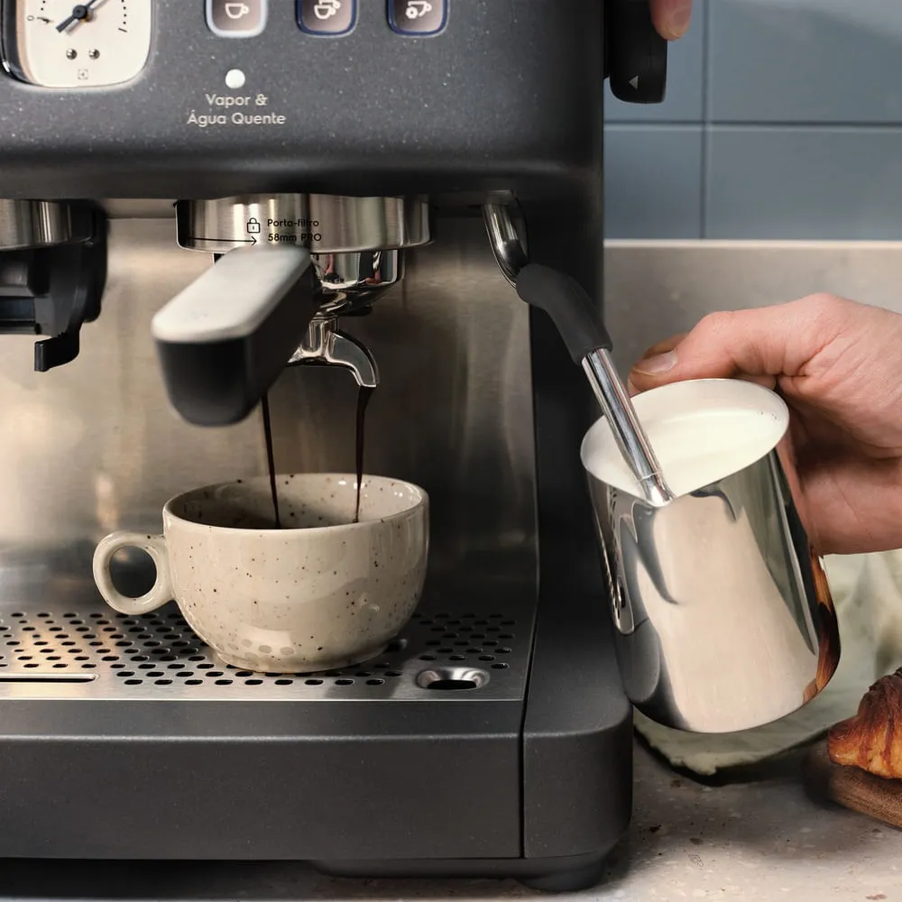 Cafeteira Espresso Electrolux Expert Moedor Integrado e Espumador de Leite Preta (ECM90)