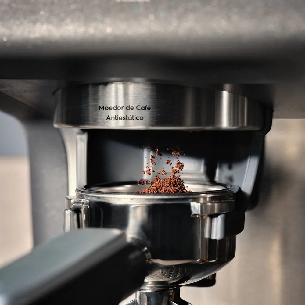 Cafeteira Espresso Electrolux Expert Moedor Integrado e Espumador de Leite Preta (ECM90)