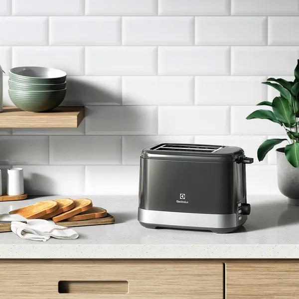 Torradeira Elétrica Electrolux Inox Preta Efficient com 8 Níveis de Tostagem (ETS10)