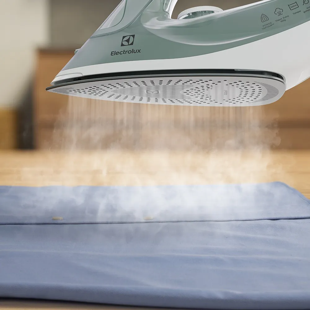 Ferro de Passar a Vapor e a Seco Electrolux Verde Claro Experience com PowerVapour (ESI51)