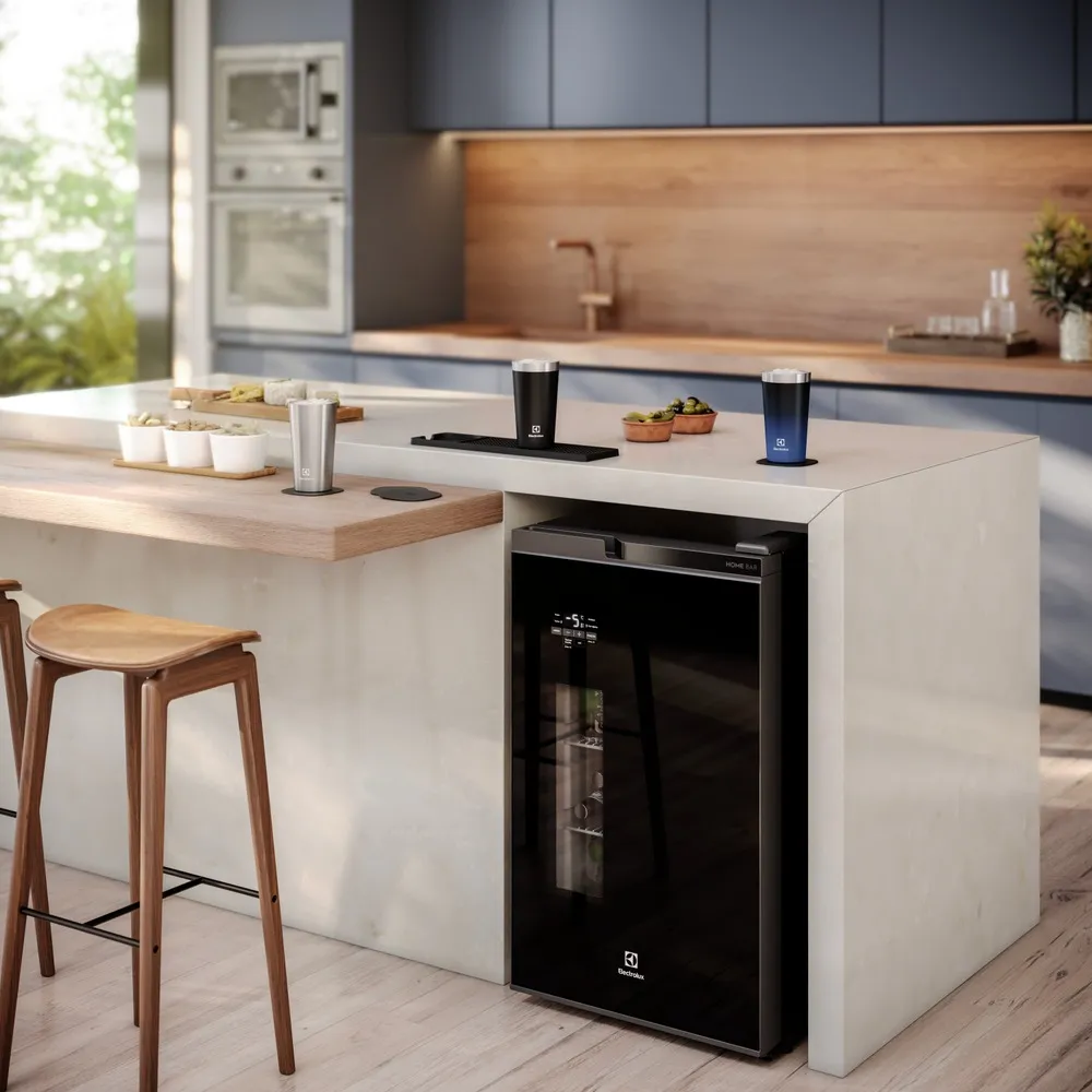Cervejeira Home Bar Electrolux Frost Free 100L Porta de Vidro Preta (EB100)