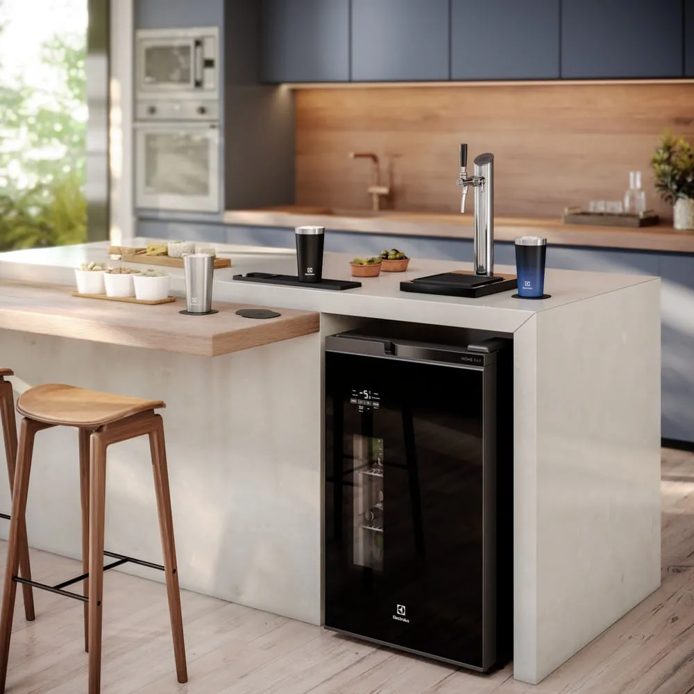 Cervejeira Home Bar Electrolux Frost Free 100L com Torre de Chopp e Porta de Vidro Preta (EB10C)
