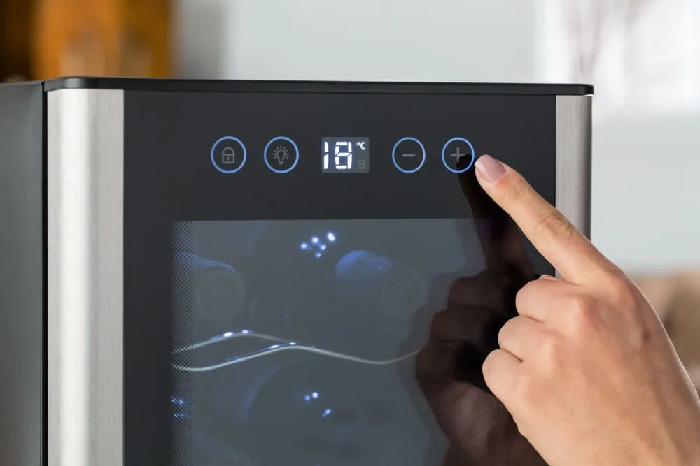 Adega de Vinho Climatizada Electrolux 8 garrafas Uma Porta Acabamento em Alumínio (ACB08)