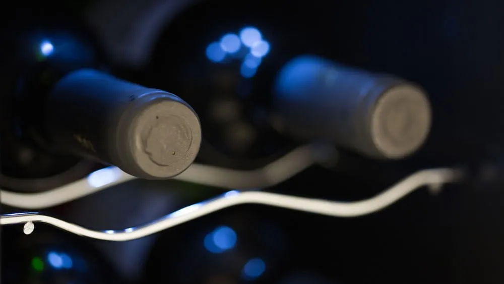 Adega de Vinho Climatizada Electrolux 8 garrafas Uma Porta Acabamento em Alumínio (ACB08)